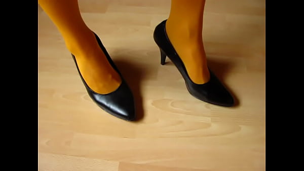 yellow opaques nylons and black leather pumps, shoeplay by Isabelle-Sandrine